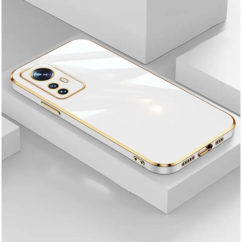 A white and gold iphone case with a gold edge