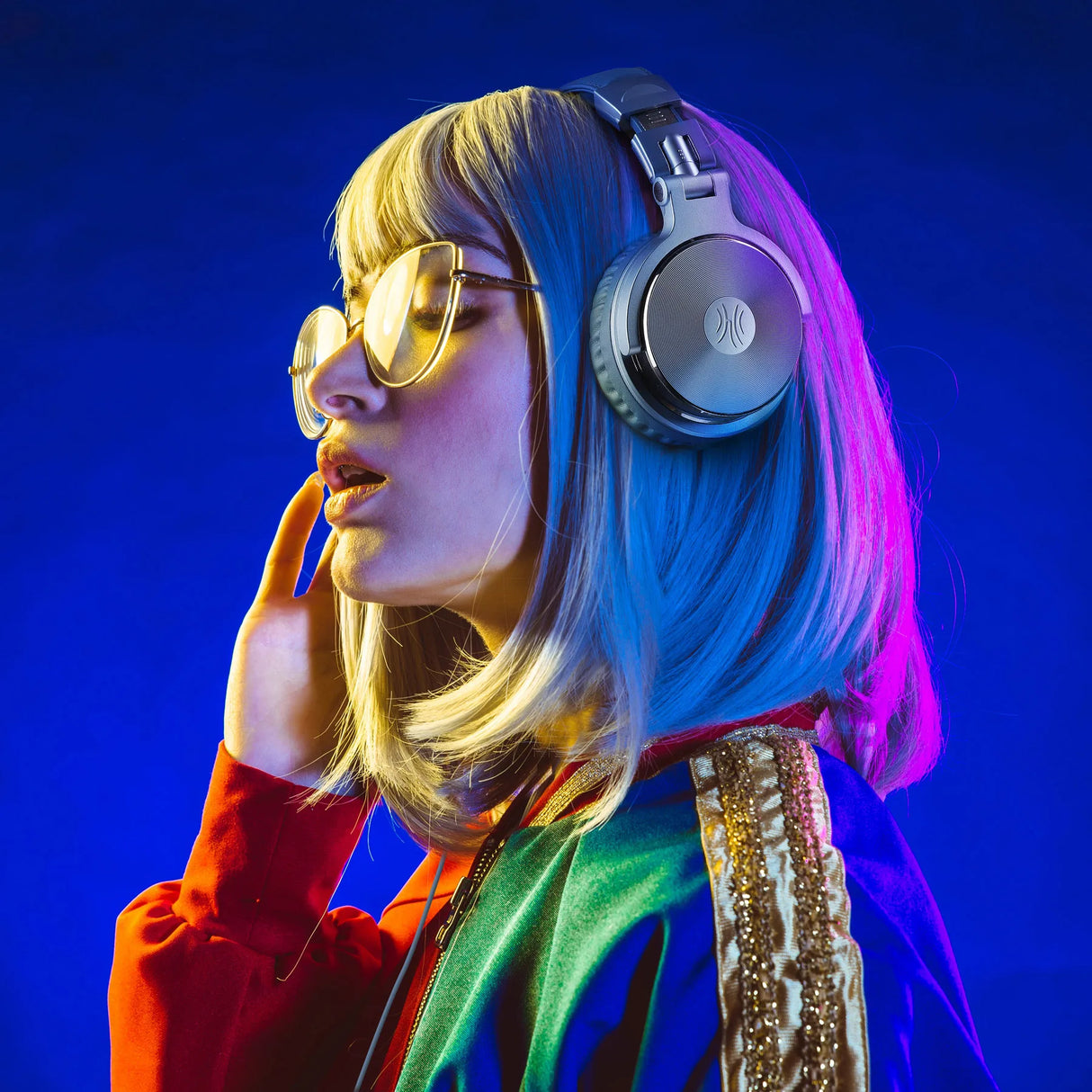 Woman with headphones and sunglasses.