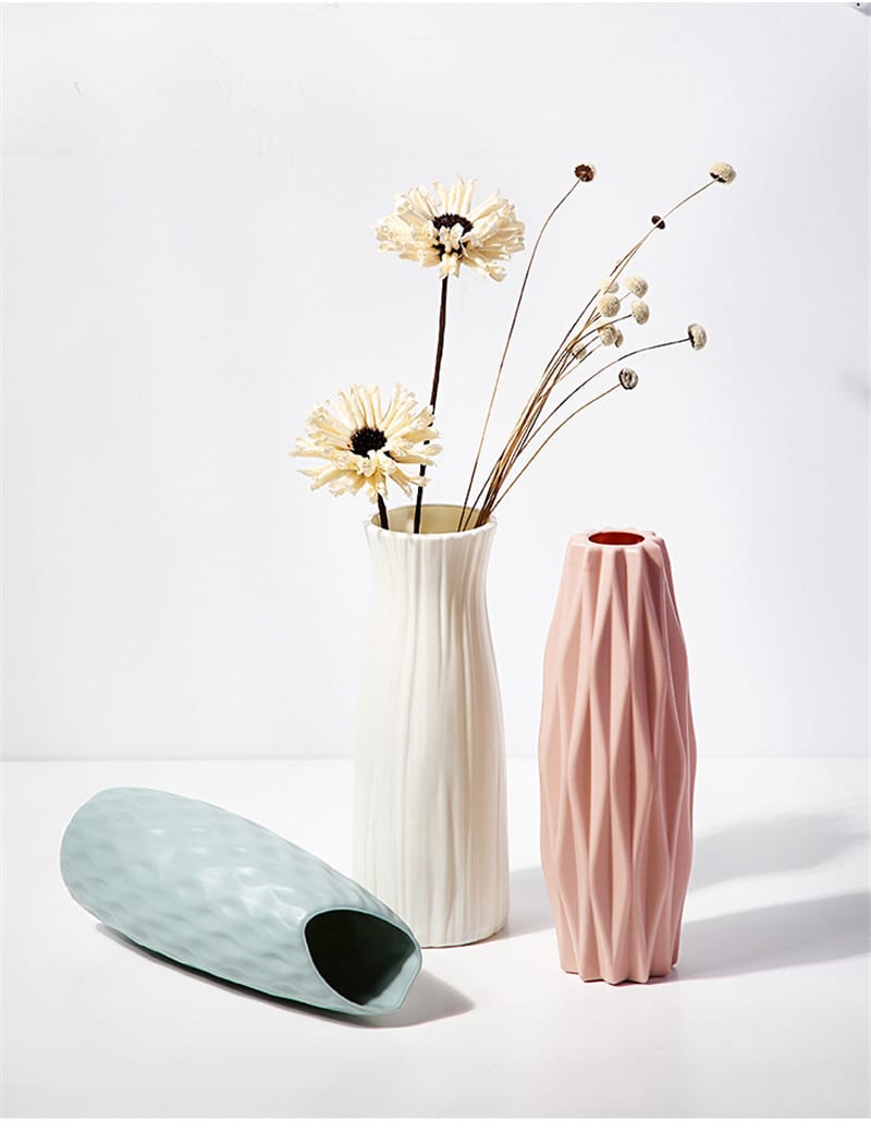 Moderne Kunststoffvase im nordischen Stil für kleine frische Blumen –