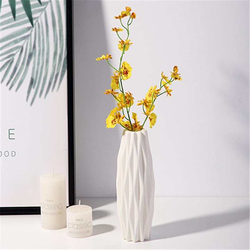 Moderne Kunststoffvase im nordischen Stil für kleine frische Blumen –