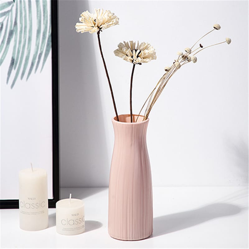 Moderne Kunststoffvase im nordischen Stil für kleine frische Blumen –