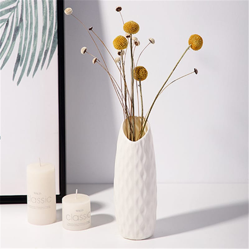 Moderne Kunststoffvase im nordischen Stil für kleine frische Blumen –