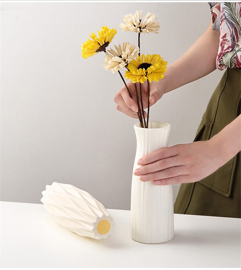 Moderne Kunststoffvase im nordischen Stil für kleine frische Blumen –