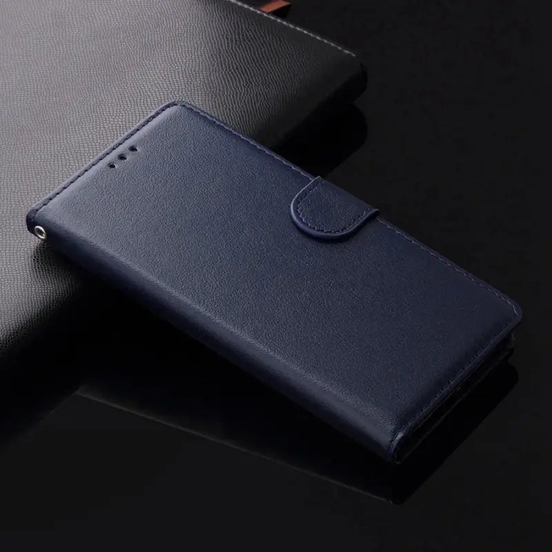 the case is made from genuine leather and has a leather lining