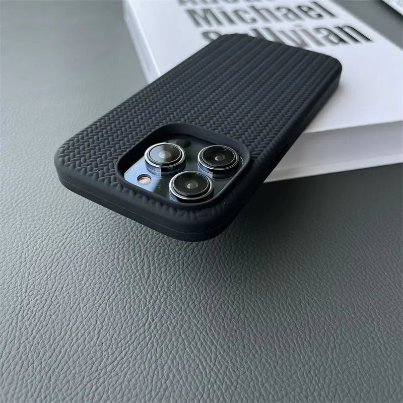 the case is made from carbon fiber and has a carbon fiber fiber