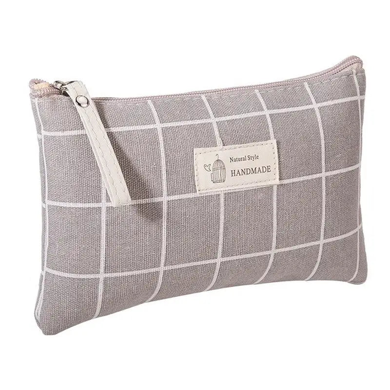 the grey and white plaid pattern on this small pouch is a great way to keep your belongings organized