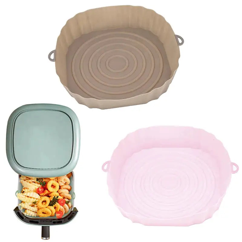 a set of three plastic bowls with lids