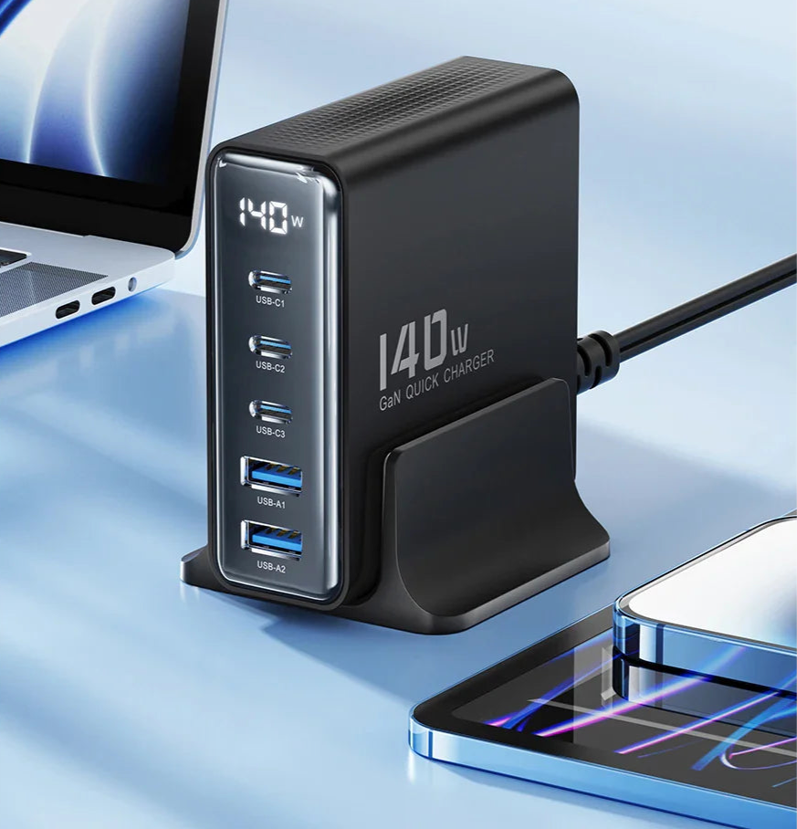 Multi-port USB charging station with digital display showing 140W output.