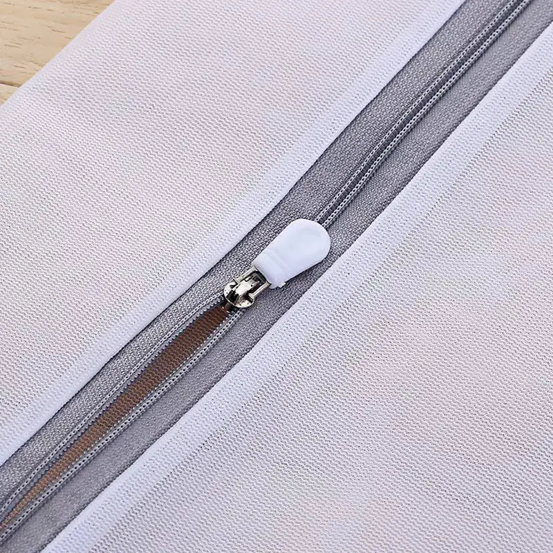 a zipper on a white bag